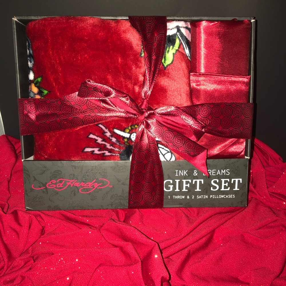 Ed Hardy Red Blanket and Pillowcase Set - Picture 3 of 9